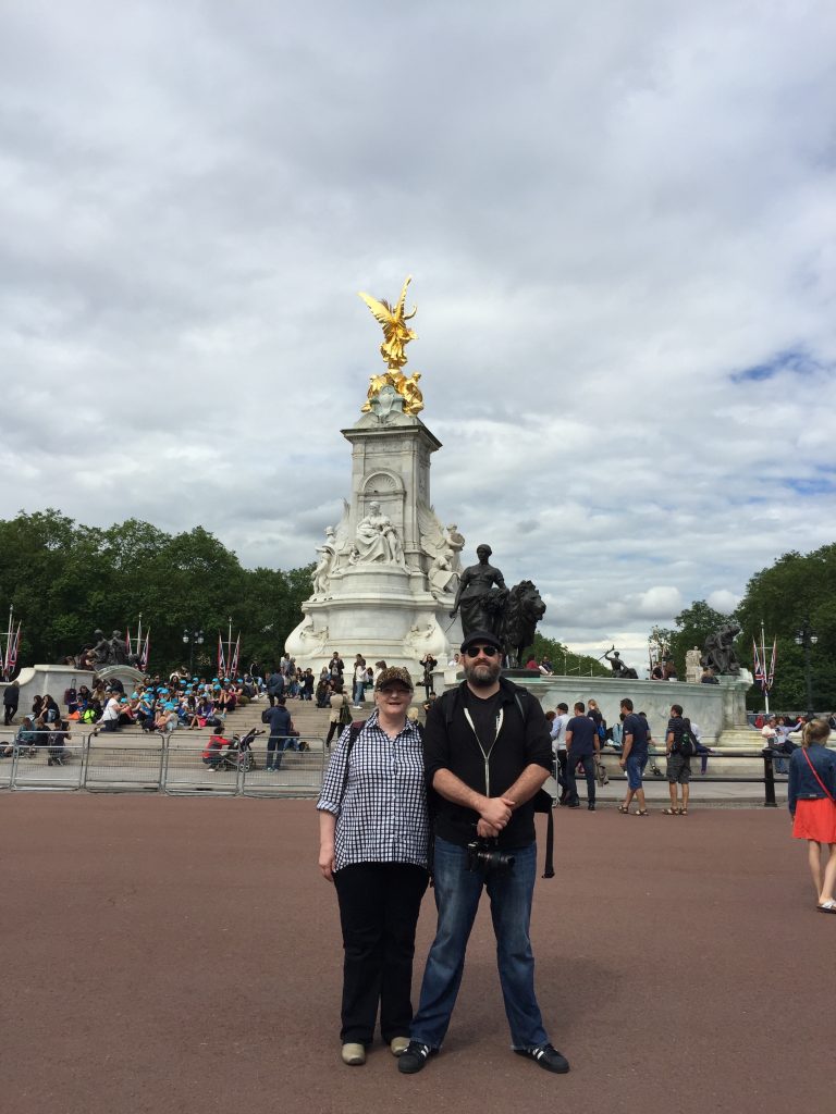 Matt-Mom Buckingham Palace Statue 6-16-2016